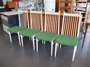 Vier weiße Stühle mit grünem Bezug // neu bezogen