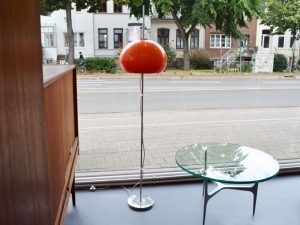 Stehleuchte / Orange-Roter Kunststoffschirm / Harvey Guzzini