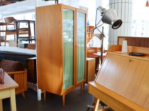 Kleiderschrank mit Einlegeböden & Kleiderstange