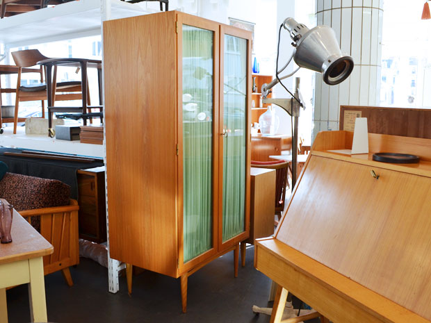 Kleiderschrank mit Einlegeböden & Kleiderstange