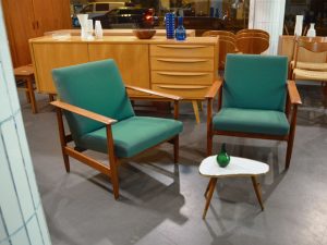 Zwei Sessel / Walnuss mit grünem Bezug