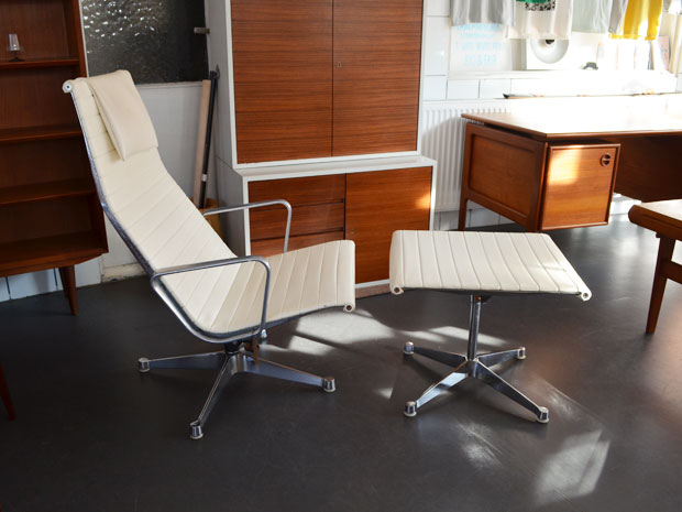 Eames Chair EA 124 mit Ottomane EA 125 // weißes Kunstleder