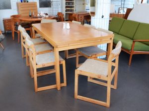Esstisch mit acht Stühlen / Eiche / Tisch wird noch abgeschliffen