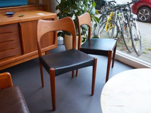 Zwei Teakstühle mit Kunstlederbezug / Mogens Kold, DK