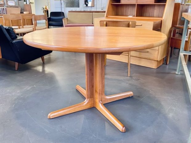 Teak Esstisch von Skovby Møbelfabrik / Massivholzplatte D 120cm + Erweiterungsplatten