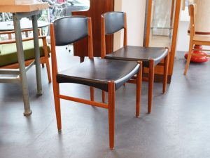 2 Stühle von Grete Jalk für Glostrup Møbelfabrik / Teakholz & Kunstleder