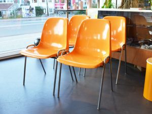 4er Set orangene Kunststoffstühle, 70er Jahre