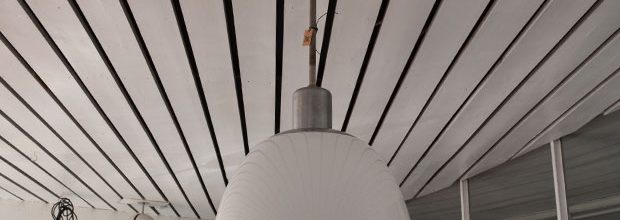 Glockenleuchte / vernickelte Armatur / Glaskörper mit konkavem Boden / D 35cm