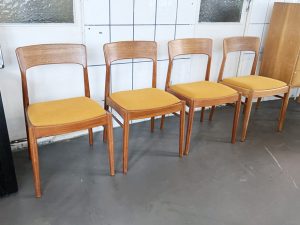 4er Set Teak Stühle von Henning Kjaernulf für K.S. Møbler / gelber Originalbezug
