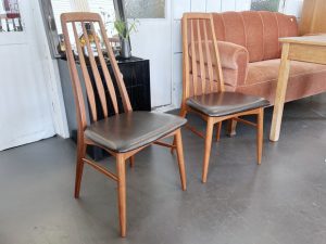 2 Teak Stühle Modell Eva von Niels Kofoed für Kofoeds / dunkelbrauner Lederbezug