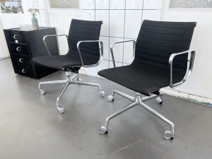 2x Schreibtischstuhl Aluminium Chair EA 117 von Charles & Ray Eames für Herman Miller, Design 1958