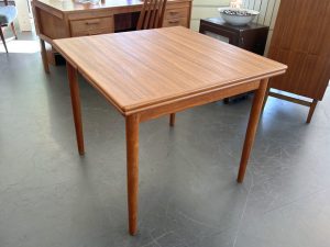 Quadratischer Teak Esstisch / 85 x 85 cm