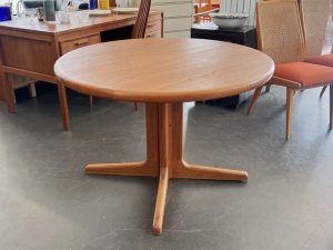 runder Teak Esstisch / D 105 cm / mit einer Erweiterungsplatte