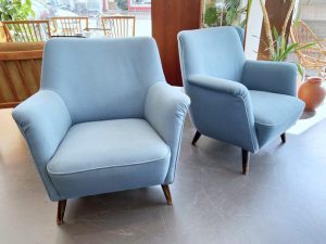 taubenblaue Polstersessel