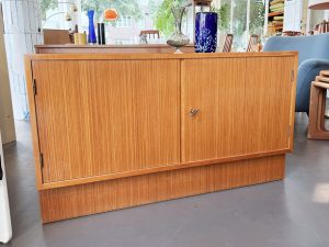 Teak Sideboard mit Sockel