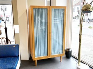 Kleiderschrank mit Glastüren / Fächer & Kleiderstange / B 100cm H 170cm T 55cm