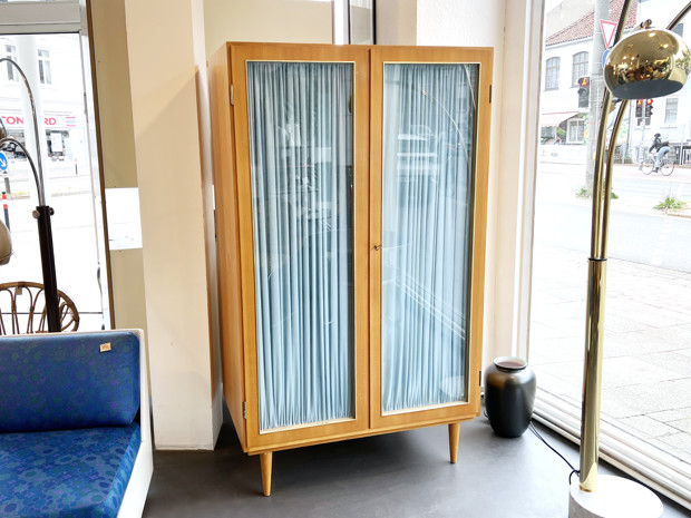 Kleiderschrank mit Glastüren / Fächer & Kleiderstange / B 100cm H 170cm T 55cm