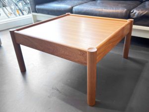 Niedriger quadratischer Teak Couchtisch / zweimal vorhanden
