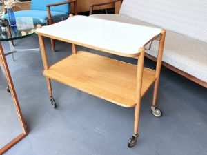 Servierwagen aus Kirschholz mit abnehmbarem Tablett