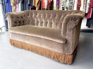 kleines 70er Cord Sofa mit Fransen