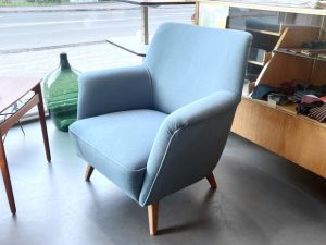 hellblauer Polstersessel