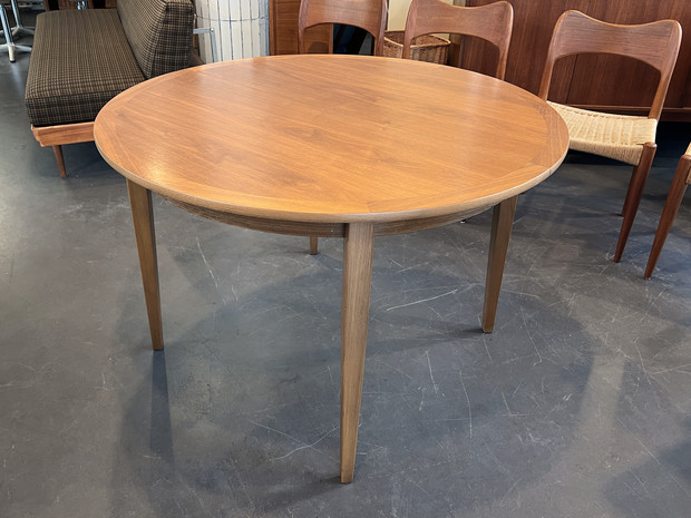 runder Esstisch D 110 cm / Nussbaum & Buche / ausziehbar