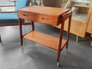 rollbarer Teak Beistelltisch mit 2 Schubladen