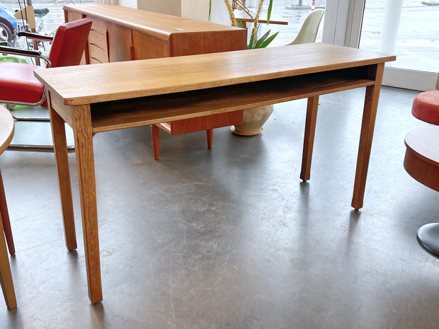 Arbeitstisch / Schreibtisch aus Eiche mit massiver Platte