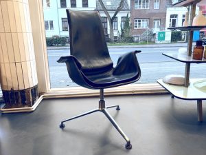 Drehbarer Büro-Stuhl »FK 6725« (Tulip / Bird Chair) von Preben Fabricius & Jørgen Kastholm für Kill International / Walter Knoll / dunkelblaues Leder