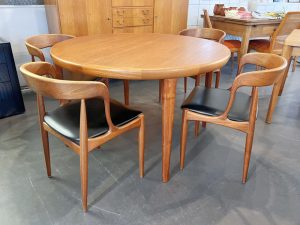 4er Set Teak Stühle Model 16 von Johannes Andersen für Uldum Møbelfabrik / runder Esstisch von VV Møbler (D 120 cm)