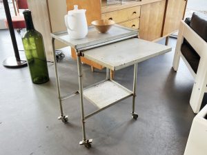 Kleiner rollbarer Beistelltisch / Werkzeugwagen aus Metall