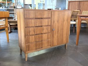 Kleines Nussbaum Sideboard