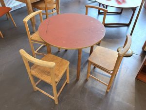 Set Kinderstühle und runder Kindertisch / Buchenholz & Linoleum
