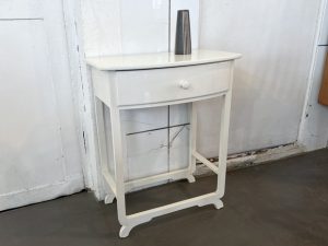 kleiner weißer Beistelltisch mit Schublade