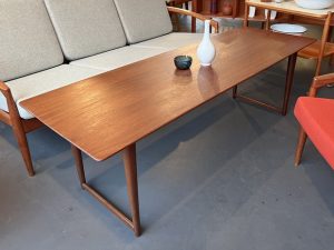 Couchtisch mit dünner Massivholzplatte, 60er Jahre