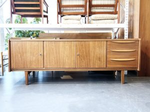 Nussbaum Sideboard mit 3 Schubladen / L 200 cm