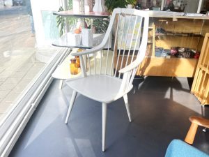 Weißer Strebenstuhl / Armlehnenstuhl