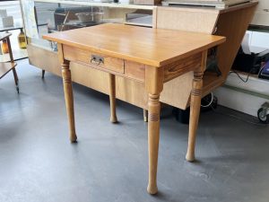 Antiker kleiner Gründerzeit Küchentisch / Schreibtisch aus Weichholz und Buche