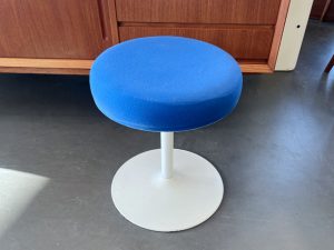 Hocker mit Tulpenfuß und blauem Bezug