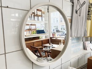 Weißer runder Spiegel