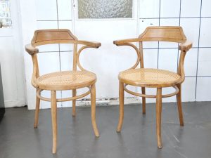 2 x Armlehnen-Bugholzstuhl Thonet 233 / ursprünglich »Schreibtischfauteuil Nr. 3« / frühe Version bis 1919, Design von 1895