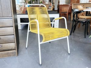 gelber Gartenstuhl / Spaghettistuhl