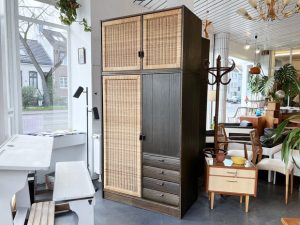 Kleiderschrank mit Türen aus Rattangeflecht von Sebastian Muggenthaler / Türen & Schubladen