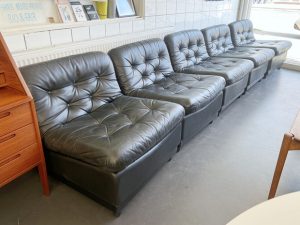 Schwarze Ledersessel / Sofaelemente