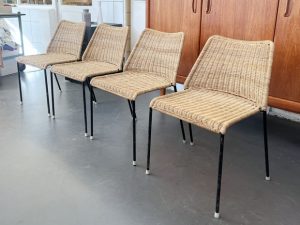 4er Set Rattanstühle Model »Pizzeria« von Herbert Hirche (Entwurf) / stapelbar