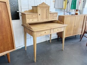 Antiker Weichholz Schreibtisch