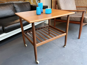 rollbarer Teak Beistelltisch mit Ablage