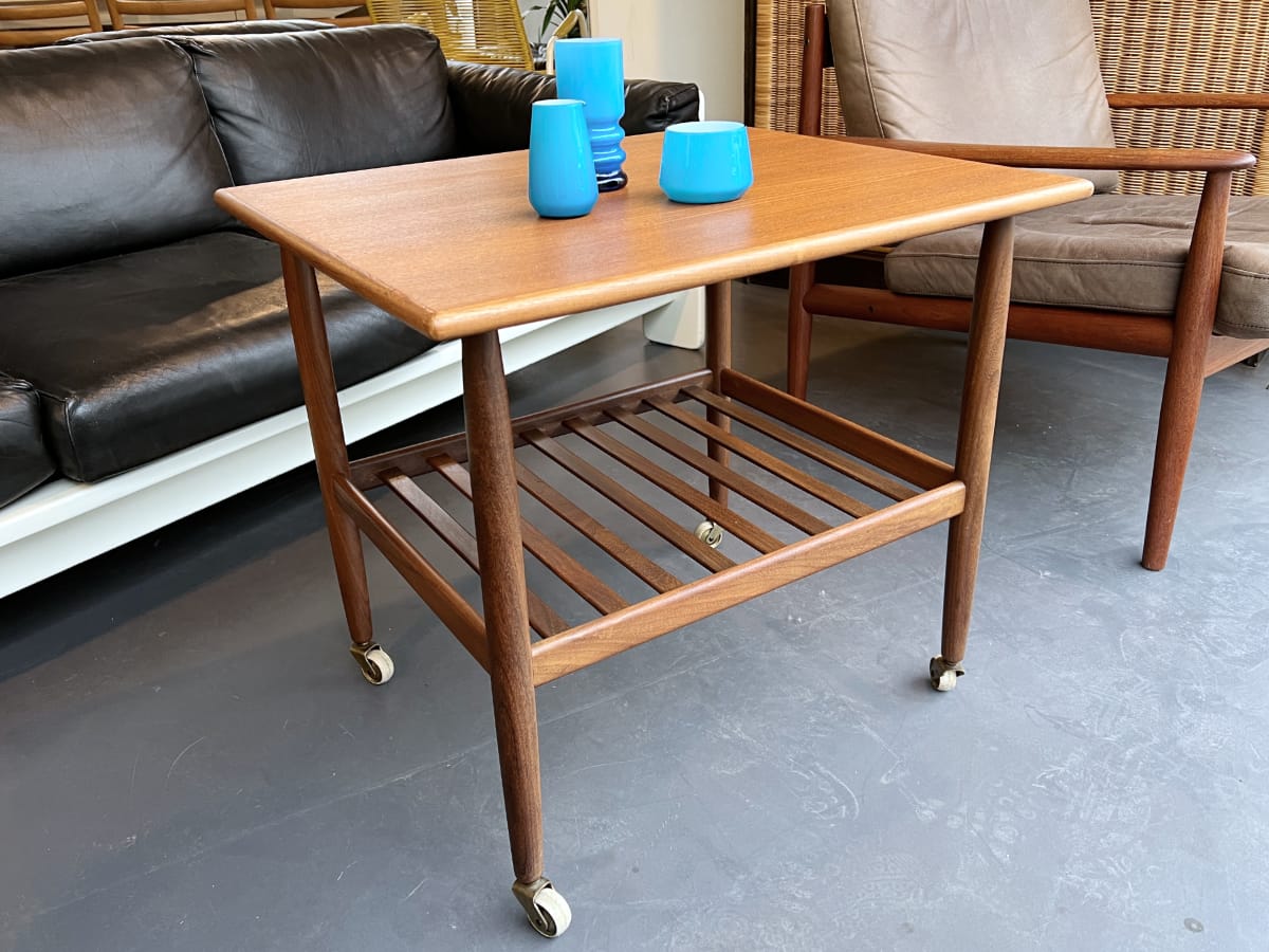 rollbarer Teak Beistelltisch mit Ablage