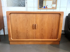 Teak Sideboard mit Jalousie-Türen von Dyrlund