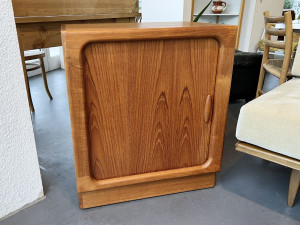 Kleiner Teak Schrank mit Lamellentüren von Dyrlund